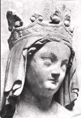 Paris - musée de Cluny. – Détail d'une statue de Vierge - XIVe siècle.