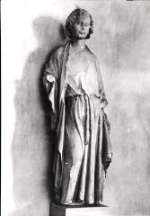 Paris - musée de Cluny. – Vue d'une statue de sainte Jean - XIIIe siècle.