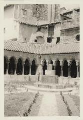 Arles-sur-Tech - abbaye Sainte-Marie. – Vue rapprochée sur le cloître.