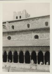 Arles-sur-Tech - abbaye Sainte-Marie. – Vue rapprochée sur le cloître.