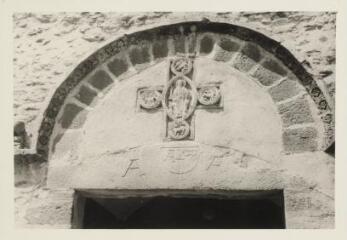 Arles-sur-Tech - abbaye Sainte-Marie. – Vue rapprochée sur un fronton ; Christ en gloire et les symboles des évangélistes, linteau avec l'Alpha et l'Oméga.