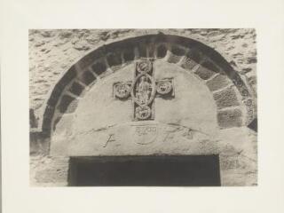 Arles-sur-Tech - abbaye Sainte-Marie. – Vue rapprochée sur un fronton ; Christ en gloire et les symboles des évangélistes, linteau avec l'Alpha et l'Oméga.