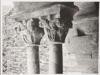 Boule-d'Amont - prieuré de Serrabone. – Vue rapprochée sur des chapiteaux de la galerie du cloître.