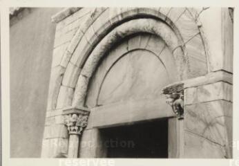 Brouilla - église Notre-Dame-de-l'Assomption. – Vue rapprochée d'un fronton ; chapiteaux sculpté de griffons et lions.