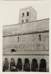 Codalet - abbaye Saint-Michel-de-Cuxa. – Vue rapprochée sur le cloître et le clocher.