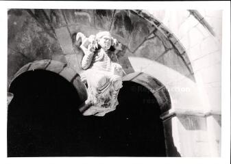 Perpignan - église Saint-Jean-le-Vieux. – Vue d'une sculpture du Christ trônant sur le portail méridional.