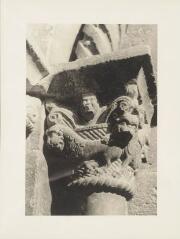 Villefranche-de-Conflent - église Saint-Jacques. – Vue rapprochée sur un chapiteau du portail.