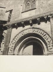 Foussais-Payré - église Saint-Hilaire. – Vue rapprochée sur le portail central ; voussures ornées de motifs bibliques.
