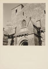 Foussais-Payré - église Saint-Hilaire. – Vue rapprochée sur le portail central ; voussures ornées de motifs bibliques.