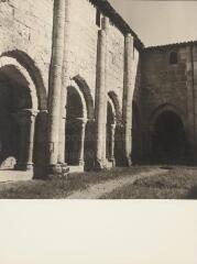 Nieul-sur-l'Autize - abbaye Saint-Vincent. – Vue du cloître.