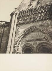 Vouvant - église Notre-Dame-de-l'Assomption. – Vue rapprochée sur le portail ; représentation de la Cène et de l'Ascension.