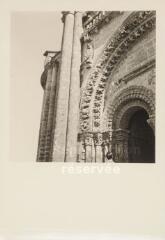 Vouvant - église Notre-Dame-de-l'Assomption. – Vue rapprochée sur les voussures du portail.