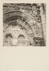 Poitiers - église Notre-Dame-la-Grande. – Vue rapprochée sur une arcade de la façade principale.