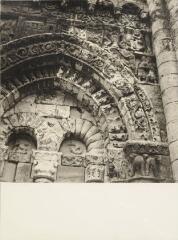 Poitiers - église Notre-Dame-la-Grande. – Vue rapprochée sur une arcade de la façade principale.