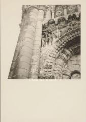 Poitiers - église Notre-Dame-la-Grande. – Vue rapprochée sur une arcade de la façade principale ; Adam et Ève.