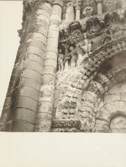 Poitiers - église Notre-Dame-la-Grande. – Vue rapprochée sur une arcade de la façade principale ; Adam et Ève.