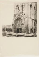 Poitiers - église Sainte-Radegonde. – Vue rapprochée sur le portail ; statues de sainte Agnès, sainte Radegonde, Vierge à l'Enfant, saint Hilaire, sainte Disciole.