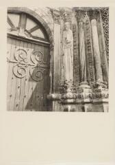 Avallon - église Saint-Lazare. – Vue rapprochée sur le portail central ; statue-colonne représentant un prophète.