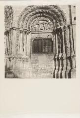 Avallon - église Saint-Lazare. – Vue rapprochée sur le portail sud ; tympan représentant des scènes des trois Rois Mages.