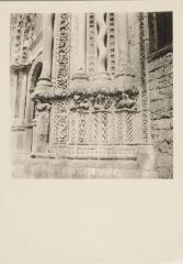 Avallon - église Saint-Lazare. – Vue rapprochée sur les pieds de colonnes du portail sud.