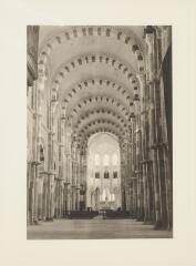Vézelay - basilique Sainte-Marie Madeleine. – Vue de l'intérieur ; nef avec l'allée centrale menant à l'autel.