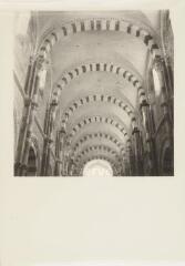 Vézelay - basilique Sainte-Marie Madeleine. – Vue de l'intérieur ; voûtes de la nef.