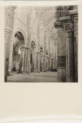 Vézelay - basilique Sainte-Marie Madeleine. – Vue de l'intérieur ; arcades de la nef.