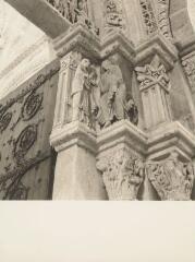 Vézelay - basilique Sainte-Marie Madeleine. – Vue rapprochée sur le piédroit à droite du portail central du narthex ; saints Pierre et Paul.