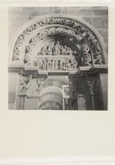 Vézelay - basilique Sainte-Marie Madeleine. – Vue rapprochée sur le fronton du portail sud du narthex ; tympan représentant l'enfance du Christ.