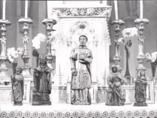 Attigny - église de la Nativité-de-Notre-Dame. – Vue de cinq statuettes ; saint André, saint Nicolas, saint Laurent, sainte Anne et la Vierge à l'Enfant - XVIe et XVIIe siècles.