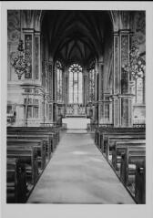 Autrey - abbaye Notre-Dame. – Vue de l'intérieur ; nef avec l'allée centrale menant à l'autel.