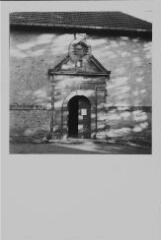 Belmont-sur-Buttant - église Saint-Laurent. – Vue rapprochée sur la porte à l'arrière.