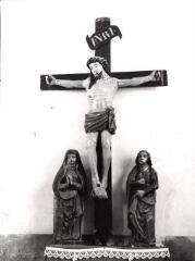 Belmont-sur-Vair - église Notre-Dame-de-l'Assomption. – Vue d'un groupe sculpté ; Christ en croix accompagné de la Vierge et de saint Jean - XVIe siècle.