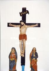 Belmont-sur-Vair - église Notre-Dame-de-l'Assomption. – Vue d'une statue du Christ sur la croix accompagné de la Vierge et de saint Jean - XVIe siècle.