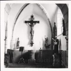 Bleurville - église Saint-Pierre-aux-Liens. – Vue d'une croix et de statues de saints Éloi et Michel.