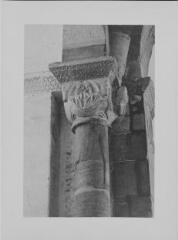 Champ-le-Duc - église Notre-Dame. – Vue de l'intérieur ; chapiteau qui représenterait Charlemagne et son fils.