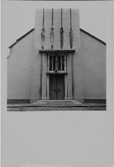 Charmes - église Saint-Nicolas. – Vue rapprochée sur le portail ; statues de façade dont saint Nicolas, une Vierge à l'Enfant et un évêque.