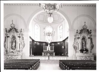 Damas-aux-Bois - église Saint-Médard. – vue de l'intérieur ; nef avec l'allée centrale menant à l'autel.