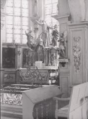 Damblain - église Saint-Bénigne. – Vue du maître-autel et de son retable et tabernacle ; statues de saints Nicolas, Bénigne et Jean Baptiste - XVIIIe siècle.