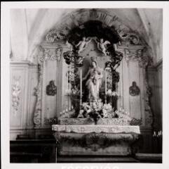 Damblain - église Saint-Bénigne. – Vue d'un autel secondaire et de son retable ; statue de Vierge à l'Enfant - XVIIIe siècle.