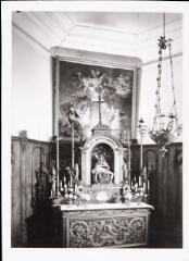 Darney - chapelle Notre-Dame-de-Pitié. – Vue d'un autel et de son retable ; statue de la Pietà et tableau représentant la déposition du Christ - XVIIIe siècle.