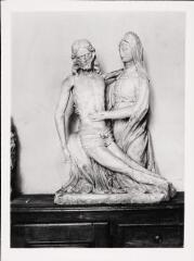 Darney - hôpital. – Vue d'une statue de la Pietà - XVIe-XVIIe siècles.