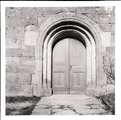 Dignonville - église Saint-Vincent. – Vue rapprochée sur le portail.