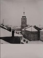 Docelles - église Saint-Valbert. – Vue du clocher et du village sous la neige.