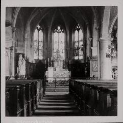 Dommartin-lès-Remiremont - église Saint-Laurent. – Vue de l'intérieur ; nef avec l'allée centrale menant à l'autel.