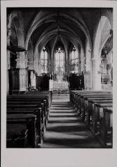 Dommartin-lès-Remiremont - église Saint-Laurent. – Vue de l'intérieur ; nef avec l'allée centrale menant à l'autel.