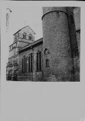 Épinal - basilique Saint-Maurice. – Vue rapprochée sur le clocher de la tour-beffroi et le bas d'une tour latérale.