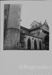 Épinal - basilique Saint-Maurice. – Vue rapprochée sur le portail dit des Bourgeois et le bas d'une tour latérale.