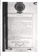 Épinal - basilique Saint-Maurice. – Vue de la plaque funéraire de Gabrielle de Spada - XVIIIe siècle.