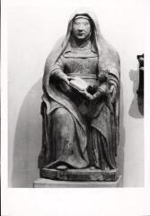 Épinal - musée départemental. – Vue d'une statue représentant l'Éducation de la Vierge par sainte Anne.